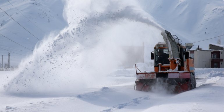 BİTLİS - Kar yağışı ulaşımı olumsuz etkiledi1