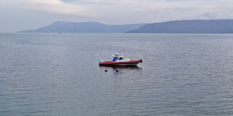 "Kurbağa adamlar" Van Gölü'nde sualtı görevlerine hazırlanıyor