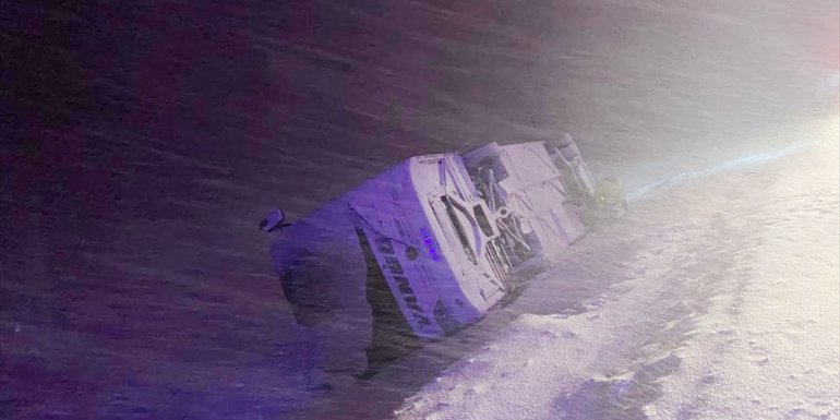 Bitlis'te devrilen iki otobüsteki 24 kişi yaralandı