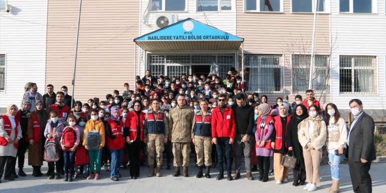 Bitlis'te jandarmadan öğrencilere yardım