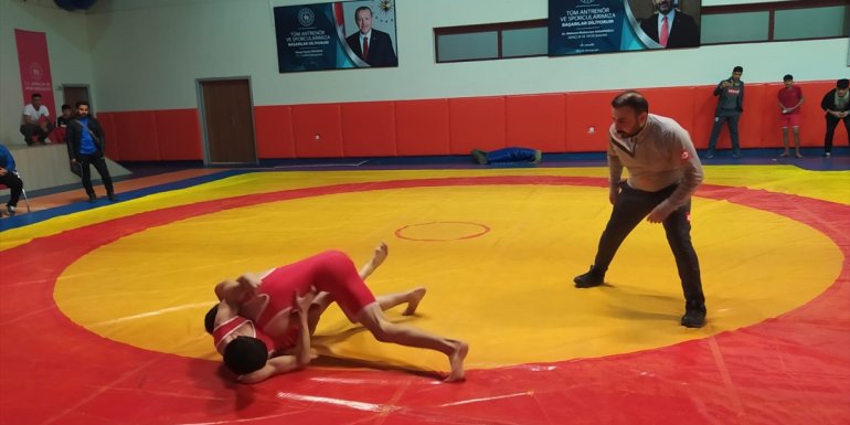 Bitlis'te okullararası güreş müsabakaları yapıldı