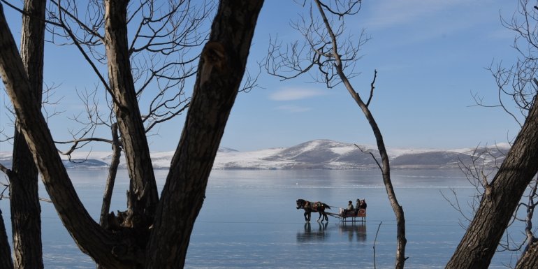 Çıldır Gölü'nde buz kalınlığı 15 santimetreye ulaştı