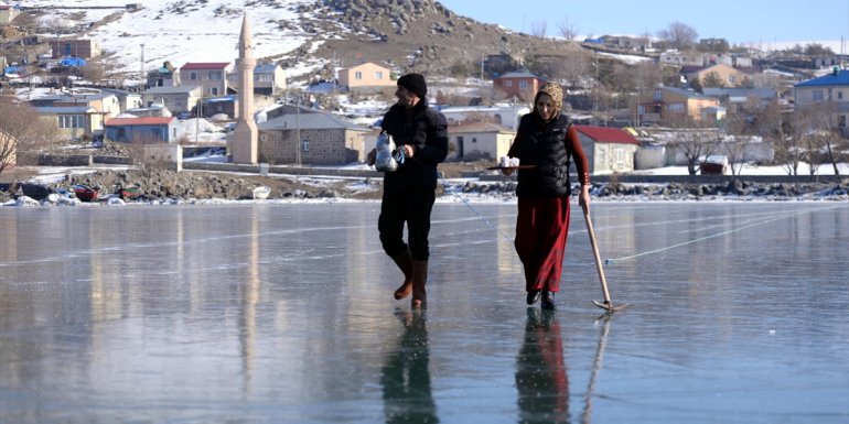 Çıldır Gölü'nde Eskimo usulü balık avlayan aile yörenin turizm elçisi gibi çalışıyor