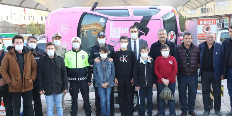 Darende'de vatandaşlara emniyet kemerinin önemi simülatörle anlatılıyor