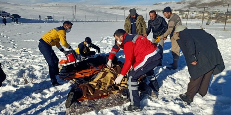 Erzurum'da şarampole devrilen otomobildeki 6 kişiden biri öldü, 5'i yaralandı