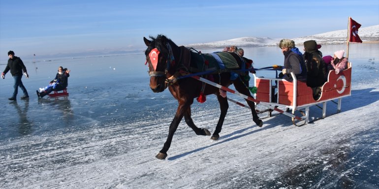 Doğa harikası Çıldır Gölü yılın son gününde ziyaretçilerini buz üzerinde ağırladı