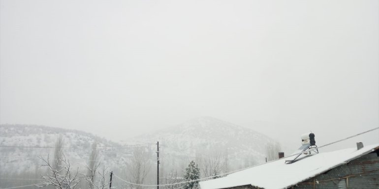 Doğanşehir ilçesine mevsimin ilk karı yağdı1