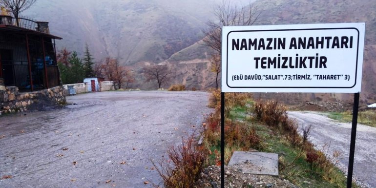 Elazığ'da hadis ve özlü sözlerle temizlik uyarısı tabelaları asıldı