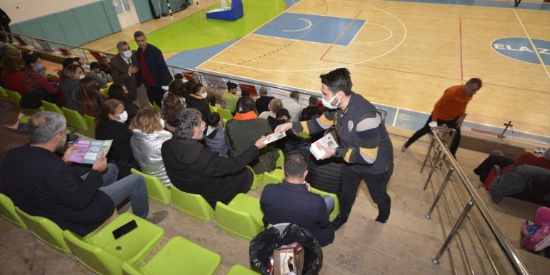 Elazığ'da polis, siber suçlarla mücadelede farkındalık için broşür dağıttı