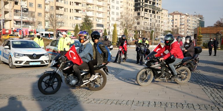 Elazığ'da polis ve jandarma motosiklet sürücülerine kask dağıttı