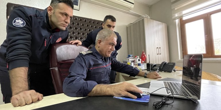 Elazığ'da itfaiyeciler AA'nın "Yılın Fotoğrafları" oylamasına katıldı