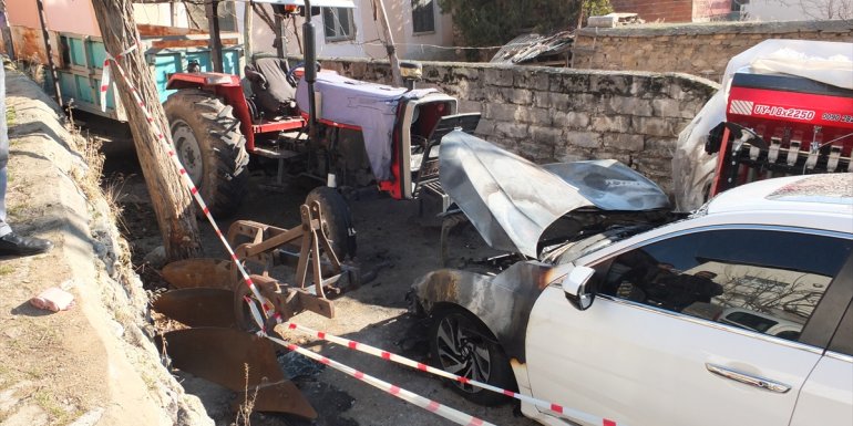 Keban'da park halindeki otomobil yandı