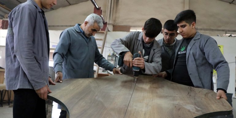 Öğretmen ve öğrenciler kütüphanesi olmayan okullar için seferber oldu