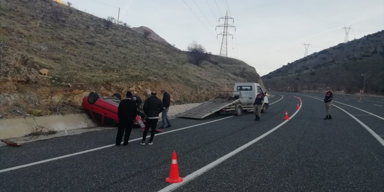 Elazığ'da otomobilin devrilmesi sonucu 3 kişi yaralandı