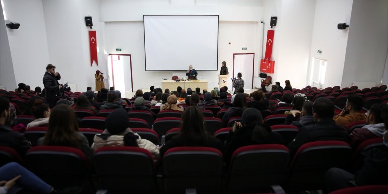 Elazığ'da yaşlılar hayat tecrübelerini üniversiteli gençlerle paylaştı