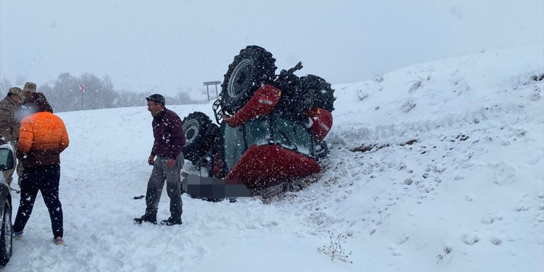 Erzincan'da devrilen traktördeki 1 çocuk öldü, 1'i çocuk 2 kişi yaralandı