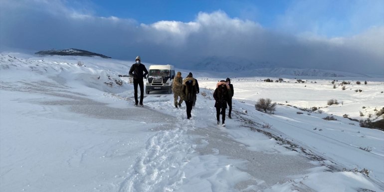 Erzincan'da kar ve tipide mahsur kalan öğrencileri jandarma kurtardı