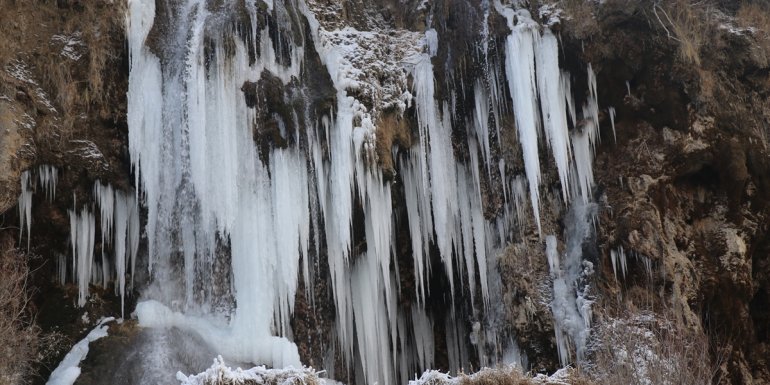 Erzincan'daki Girlevik Şelalesi'nde buz sarkıtları oluştu