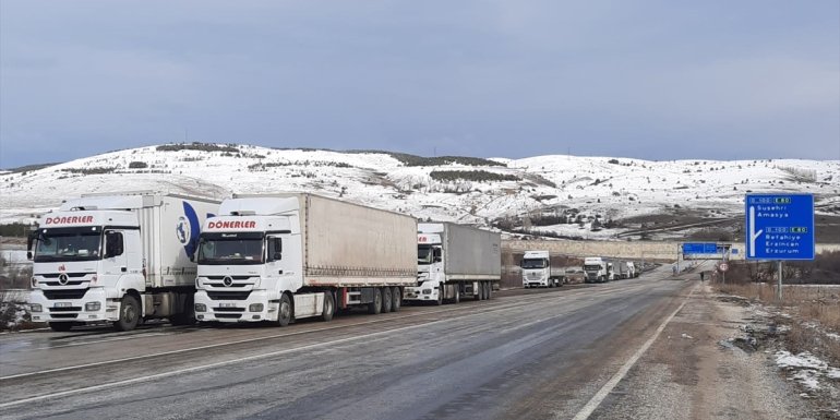 Erzincan-Sivas kara yolunda ulaşım kontrollü sağlanıyor