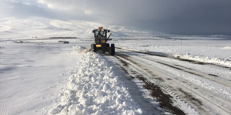 Erzincan ve Kars'ta kardan kapanan 50 köy yolu açıldı