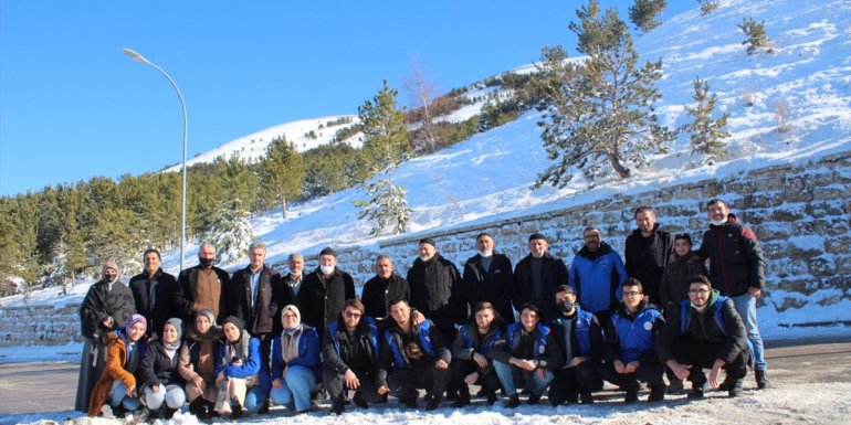 Erzurum'da gençler ile yaşlılar şehitlik ve tarihi mekanlarda buluştu