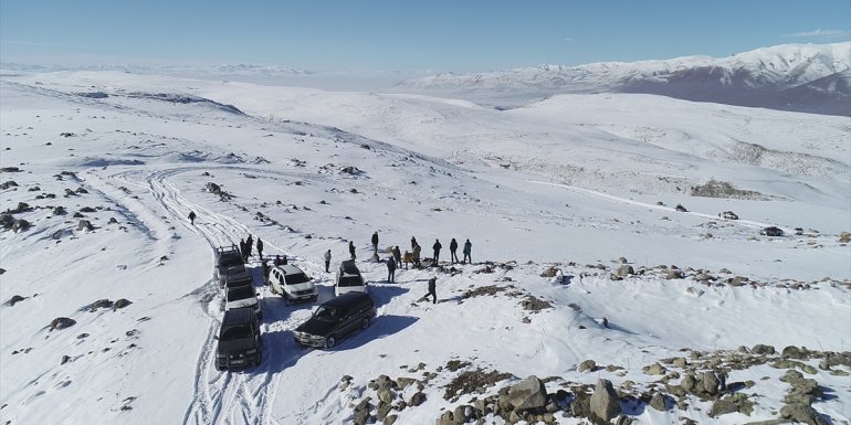 Erzurum'da off-road tutkunları 2 bin 600 rakımlı karlı dağlarda kış sezonunu açtı