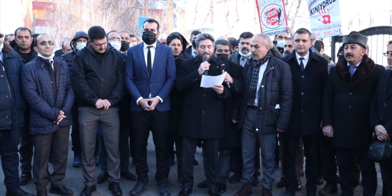 Erzurum'da öğretmenler meslektaşlarına yönelik şiddete tepki gösterdi