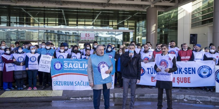 Erzurum'da toplanan sendika üyeleri sabit ek ödemelerin tüm sağlık çalışanlarını kapsamasını istedi