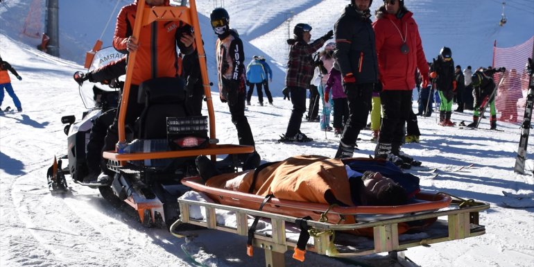 Kayakseverler hafta sonu Palandöken Kayak Merkezi'ne akın etti