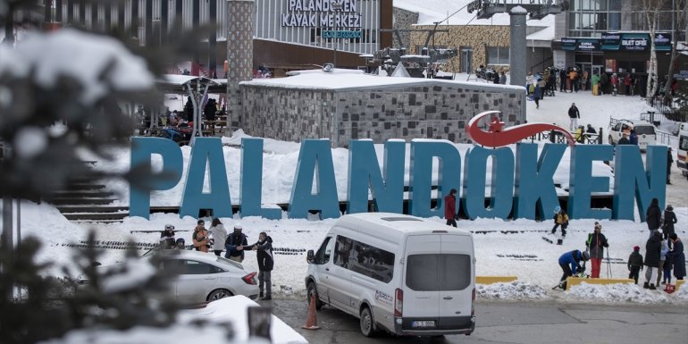 Palandöken Kayak Merkezi'nde hafta sonu yoğunluğu yaşanıyor