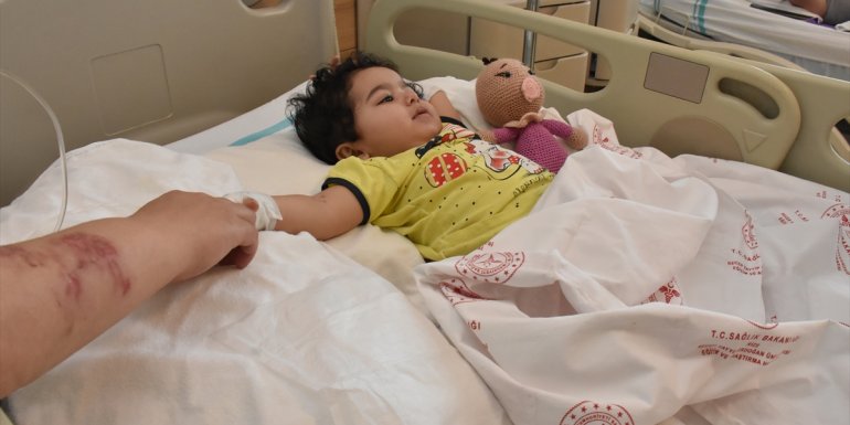 Sıcak su dolu kabı ısıtıcıdan alırken yanlışlıkla bebeğini ve kendisini yaktı