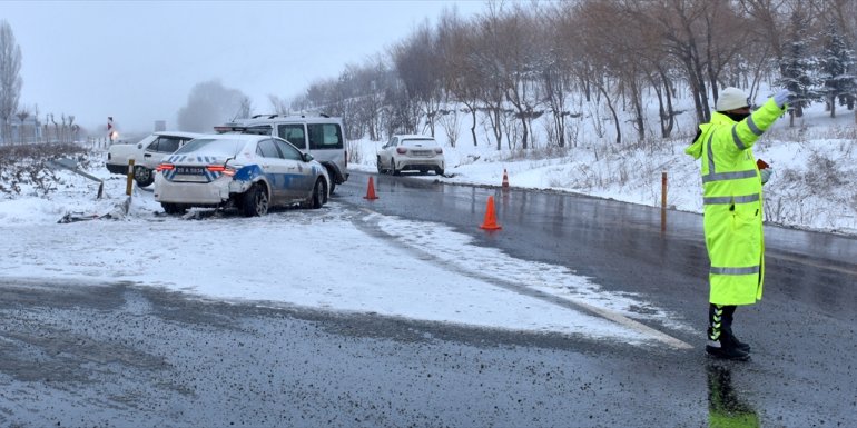 Erzurum'da trafik kazasına müdahale ederken başka bir aracın çarptığı polis yaralandı