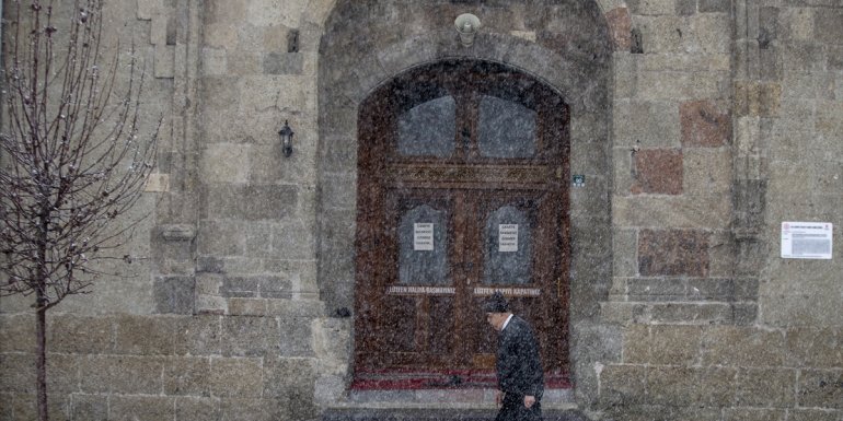 Erzurum ve Ardahan'da yoğun kar yağışı etkili oluyor