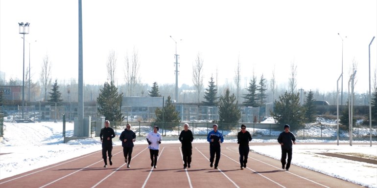 Yıllardır spor yapan 72 yaşındaki "çılgın dadaş" gençlere taş çıkartıyor