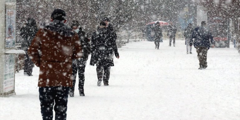 Erzurum yoğun kar yağışıyla yeniden beyaza büründü