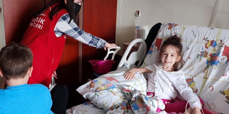 Gönüllü gençler hasta çocuklara hediyeler ve mini konserle moral verdi