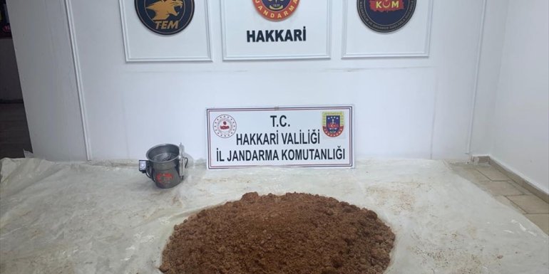 Hakkari'de araziye gizlenmiş 105 kilogram eroin ele geçirildi