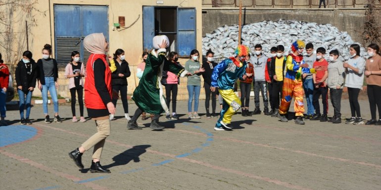 Hakkari'de gönüllüler sınırdaki öğrenciler için etkinlik yaptı