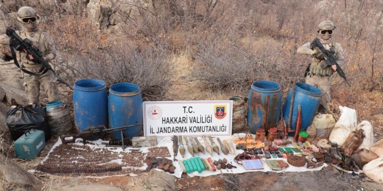 Hakkari'de iki mağarada silah, patlayıcı ve mühimmat ele geçirildi