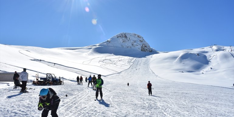 Hakkari'de kayak sezonu açıldı