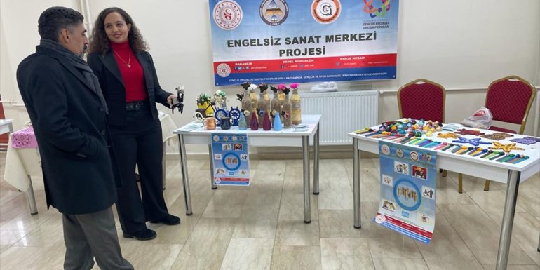 Hakkari'de "özel öğrenciler"in yaptığı ürünler sergilendi