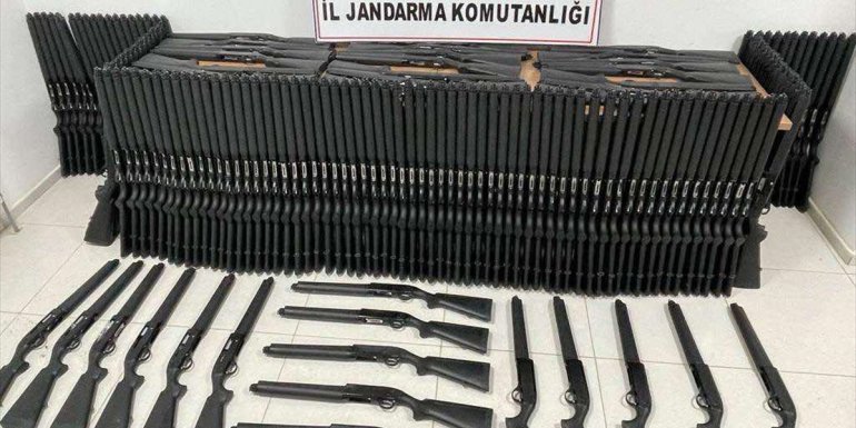 Hakkari'de ruhsatsız 190 av tüfeği ele geçirildi