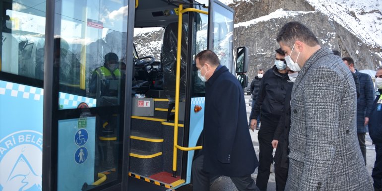 Hakkari Valisi Akbıyık, hizmete alınan yolcu minibüsünün şoförlüğünü yaptı