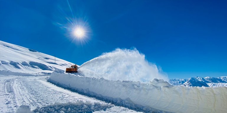 Van, Hakkari, Bitlis ve Muş'ta kardan kapanan 1306 yerleşim biriminin yolu açıldı