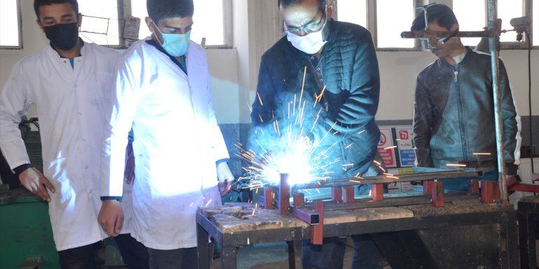 Hakkari'de okulların kütüphaneleri meslek liselilerin eliyle şekilleniyor