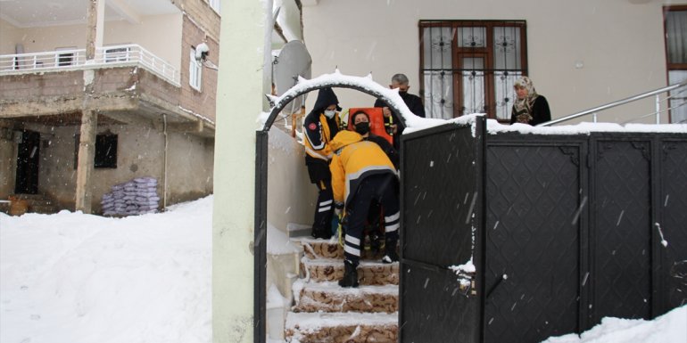 HAKKARİ - Sağlık ekipleri, kardan yolu kapanan evdeki hastayı sedyeyle 500 metre taşıdı1