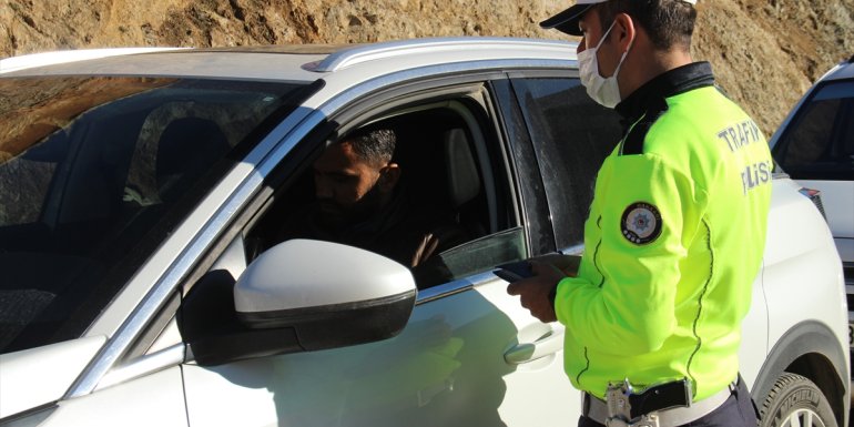 Şemdinli'de kış lastiği uygulaması