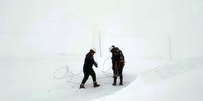 HAKKARİ - VEDAŞ ve karla mücadele ekipleri tipi nedeniyle zor anlar yaşadı1