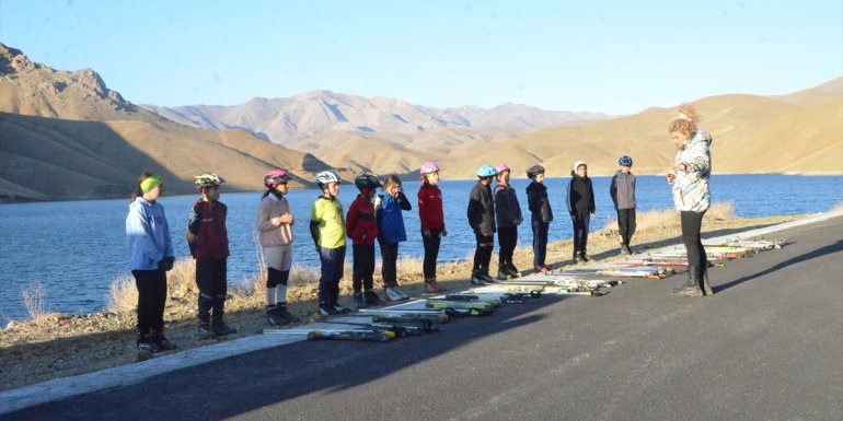 HAKKARİ - Yüksekovalı ortaokul öğrencileri kayakta milli forma hedefi için ter döküyor1