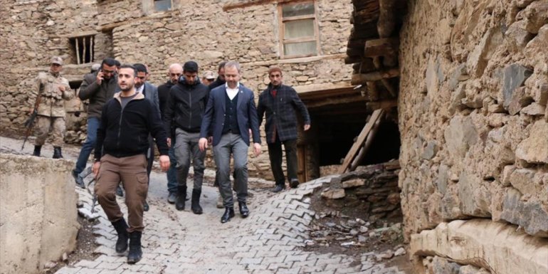 Hizan Kaymakamı Yelek, köy ziyaretlerini sürdürüyor